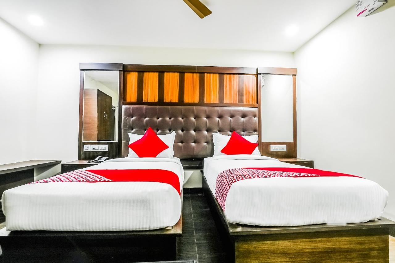 Oyo 16155 Hotel Dcm Grand Vijayawāda Dış mekan fotoğraf