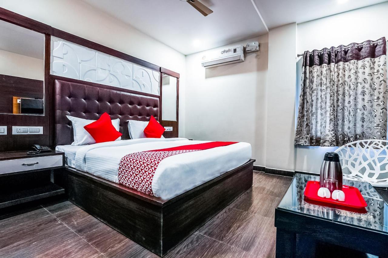 Oyo 16155 Hotel Dcm Grand Vijayawāda Dış mekan fotoğraf
