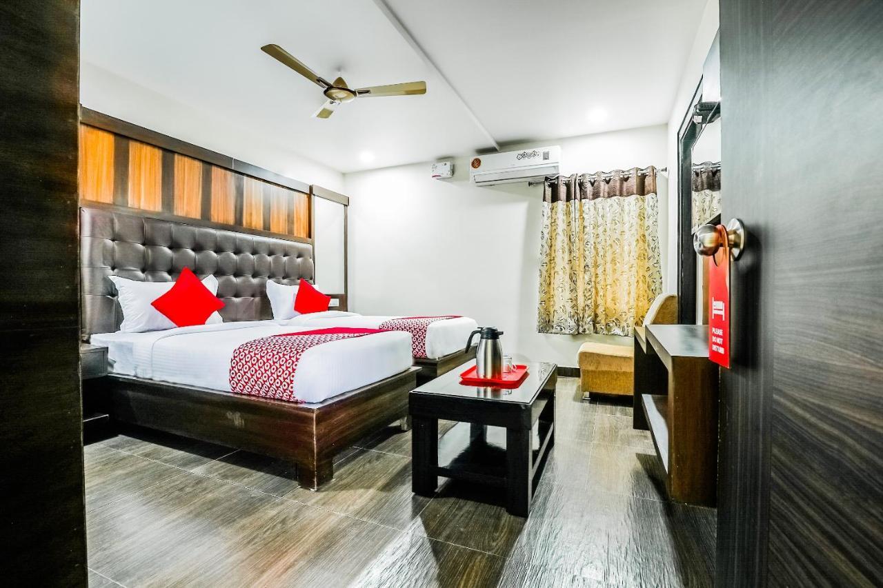 Oyo 16155 Hotel Dcm Grand Vijayawāda Dış mekan fotoğraf