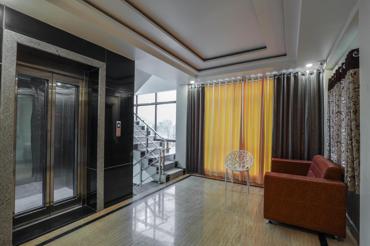 Oyo 16155 Hotel Dcm Grand Vijayawāda Dış mekan fotoğraf