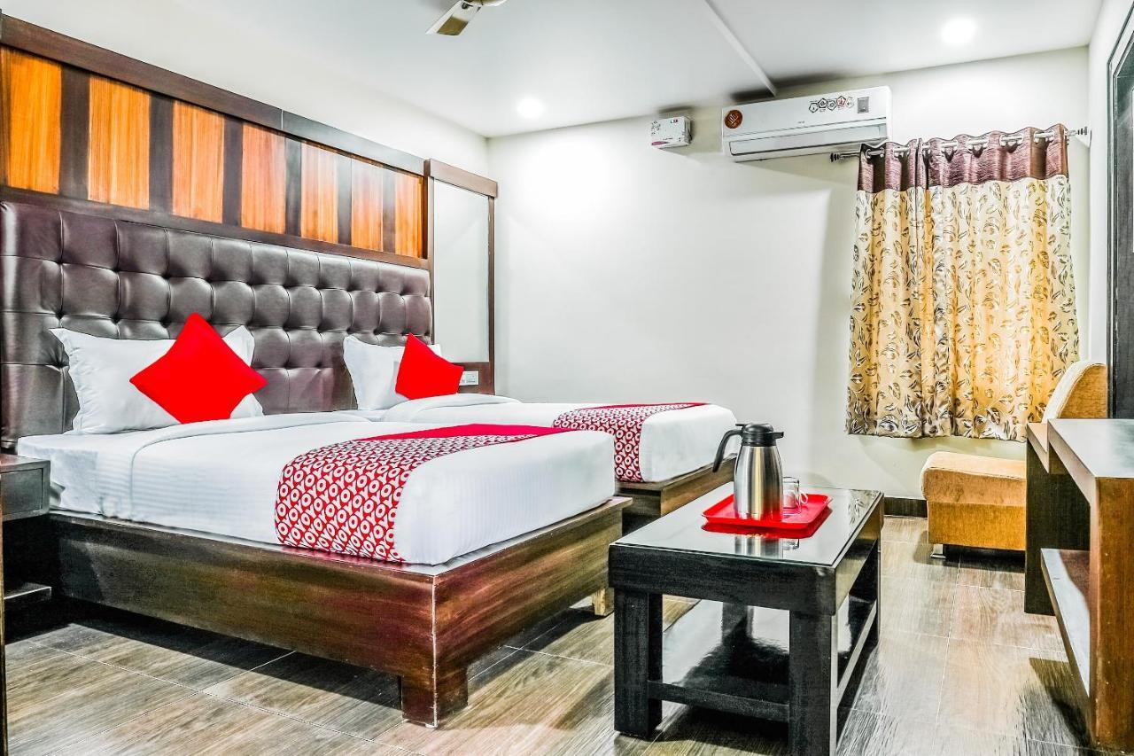Oyo 16155 Hotel Dcm Grand Vijayawāda Dış mekan fotoğraf